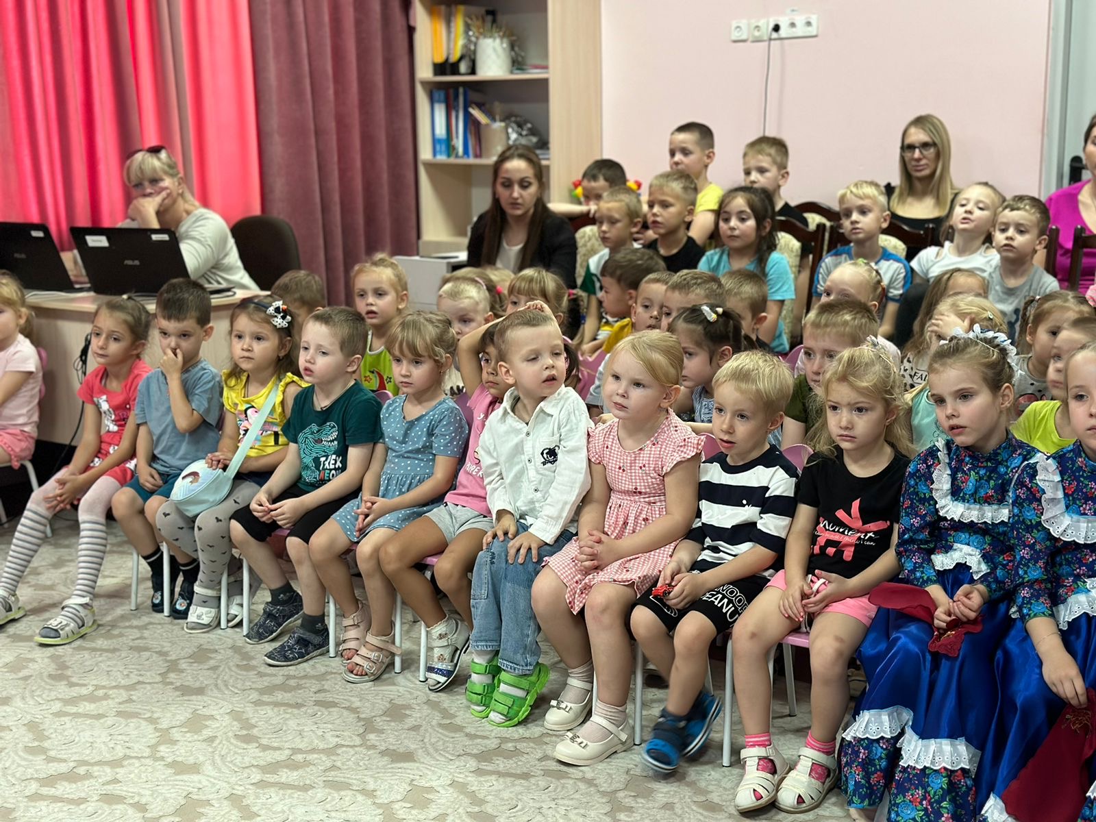 "Дети смотрят представление"